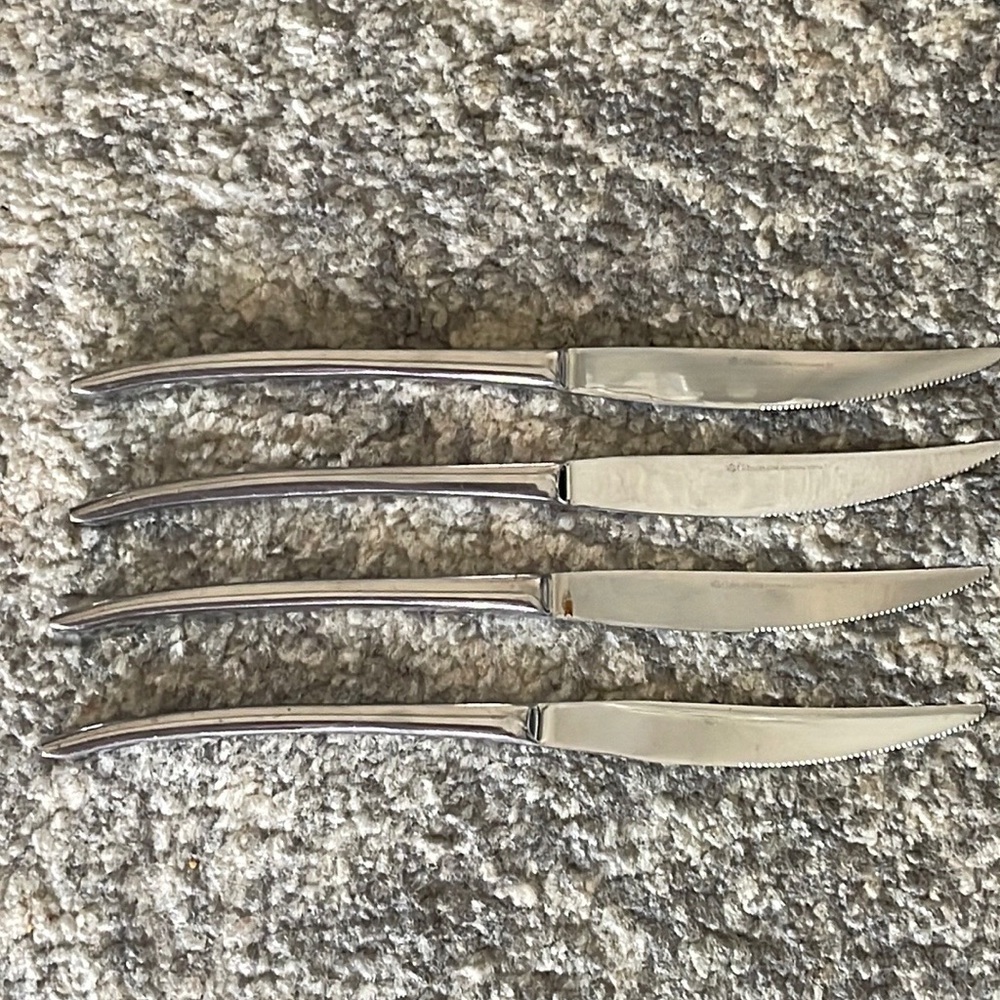 Set of 4 Gibson Elite Serrated Knives